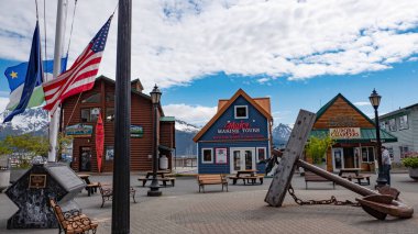 Seward, Alaska ABD - Nisan 06, 2019 Balıkçılar Rıhtımı şehir merkezine doğru.