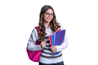 Stüdyodaki okulda pozitif genç kız çalışması. Genç kız okulda arka planda ders çalışıyor. Okuldaki genç kız çalışmalarının fotoğrafı. Okulda okuyan genç kız beyazlar içinde izole edilmiş..