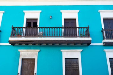Balkon parmaklıkları dışarıda. Balkon parmaklıklarının fotoğrafı. Parlak evdeki balkon parmaklıkları. Balkon korkulukları cephesi.