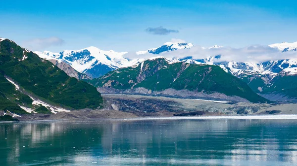 从海洋看高山冰川的自然景观 冰川湾自然 有雪峰的山脉 山地海岸自然景观 美国阿拉斯加州哈伯德冰川的性质 — 图库照片