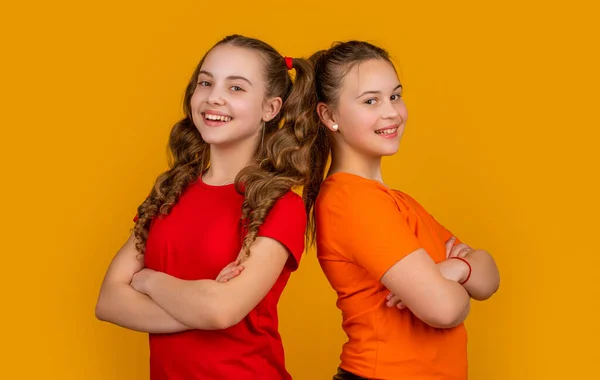 Meninas Adolescentes Felizes Fundo Amarelo Infância — Fotografia de Stock