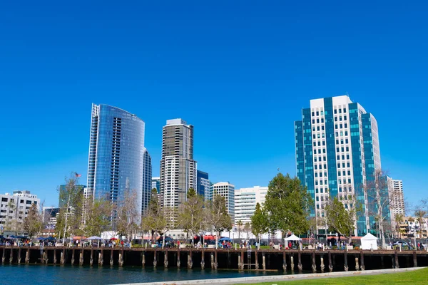 サンディエゴ 2021年3月28日 ウォーターフロントから見た近代的な都市高層ビル都市建築物のスカイラインビュー — ストック写真