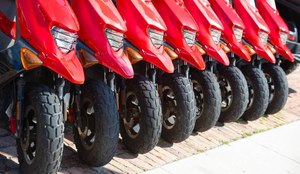 Zaparkovaný Pronájem Moped Řadě Dolní Pohled Zaparkovaná Červená Barva Mopedu — Stock fotografie