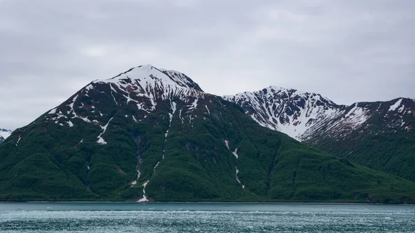 アラスカの風光明媚な山の写真です アラスカの山だ アラスカの雪の山 アラスカの山の風景 — ストック写真