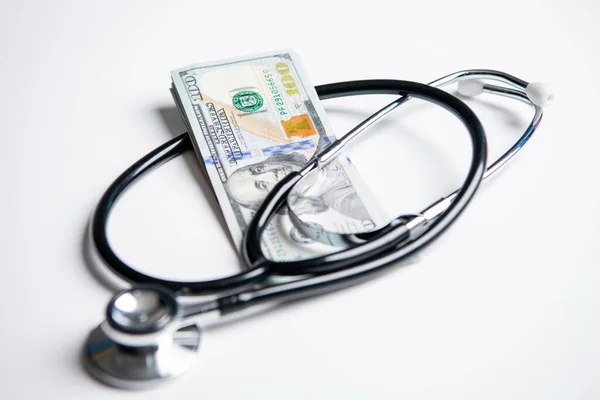 Stetoskop Läkemedelskostnader Isolerad Vit Bakgrund Foto Läkemedel Kostnader Valuta Kontanter — Stockfoto