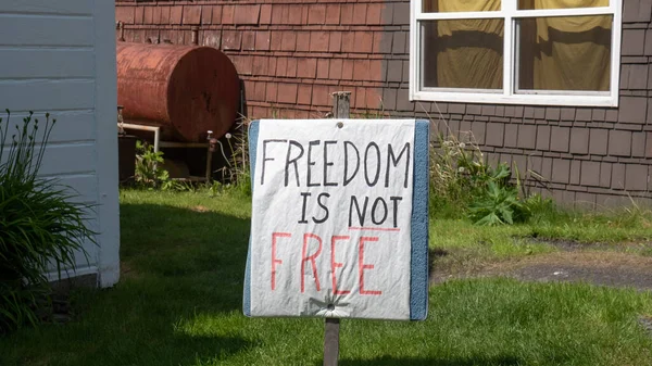Placard Freedom Nie Jest Wolnym Napisem Odręczny Napis Plakietka Polityczna — Zdjęcie stockowe