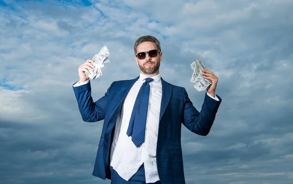 Успішне Багатство Людини Грошима Відкритому Повітрі Багатство Людини Грошима Костюмі — стокове фото