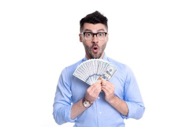 Yüzü şaşkın adamın elinde para banknotları stüdyosu var. Nakit para. Kredi için banka parası. Para kredisi