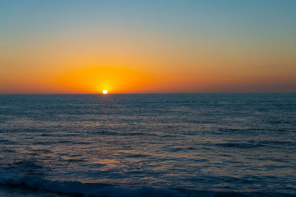 日の出の美しい海 日の出の大自然の海 日の出の屋外での風景 日の出の地平線の海の写真 — ストック写真