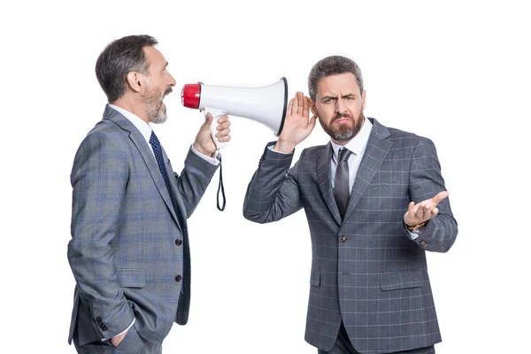 Δύο Επιχειρηματίες Ακούνε Φωνές Μεγάφωνο Επιχειρηματίες Φωνάζοντας Μεγάφωνο Απομονώνονται Λευκό — Φωτογραφία Αρχείου