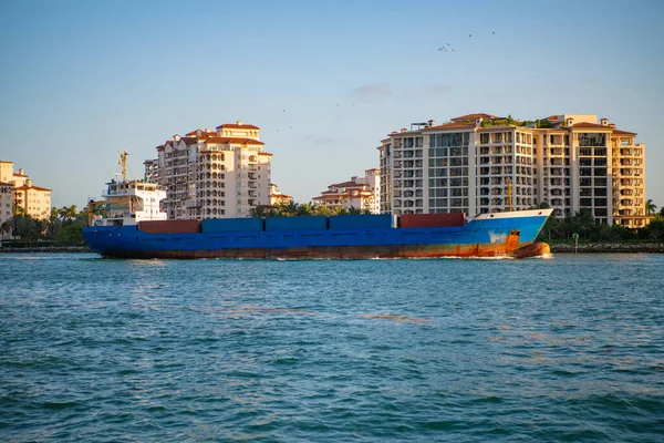コンテナを運ぶ貨物船のイメージです コンテナを運ぶ貨物船 マイアミにコンテナを運ぶ貨物船 輸入用のコンテナを運ぶ貨物船 — ストック写真