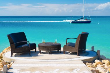 Yazın dışarıdaki kafede tatil. Deniz manzaralı bir kafede yaz tatili. Cennet Oteli 'ndeki kafede yaz tatili. Deniz kenarındaki kafede yaz tatili.