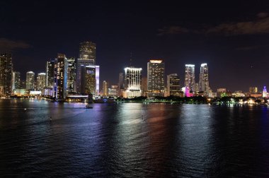 Miami Metropolis gökdelenleri geceleri yükseliyor. Florida 'daki Miami Metropolis silueti. Miami Metropolis ufuk çizgisiyle ufuk çizgisi. Miami Metropolis 'in gökdelenli fotoğrafı.