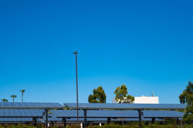 Parlak mavi gökyüzünde güneş enerjisi panelleri. Photovoltaics PV açık havada. Bağlı güneş dizileri. Güneş enerjisi üretiyor. Güneş enerjisi.