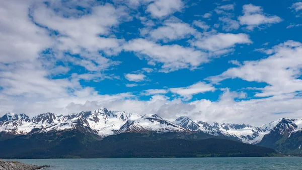 在阿拉斯加有山峰的大自然 大自然与山的合影 大自然与山 具有山水景观的自然 — 图库照片