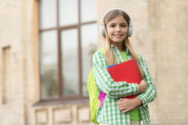 Μαθήτρια Ακούει Μουσική Έξω Αντιγράφει Διαστημική Διαφήμιση Μαθήτρια Ακούει Μουσική — Φωτογραφία Αρχείου