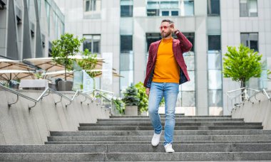 Ceket giymiş bir adamın fotoğrafı, reklam. Erkek giyim mağazasındaki adam. Sokaktaki erkek giyim bölümündeki adam. Erkek giyim bölümündeki adam dışarıda..