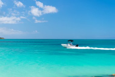 Deniz manzaralı suda yaz tatili yatı. Yaz tatilinde deniz kenarında yat gezisi. Plajda yaz tatili yatının fotoğrafı. Yaz tatili yat gezisi.