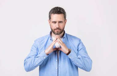 Gri arka planda sakallı, olgun bir adam. Stüdyoda sakallı, olgun bir adam. Sakallı, olgun bir adamın fotoğrafı. Kirli sakallı, normal gömlekli olgun bir adam..