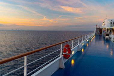 Alacakaranlıktaki tekne gezisinde can simidi. Filika manzaralı can simidi. Tekne gezisinde can simidi. Tekne gezisindeki can simidinin fotoğrafı..