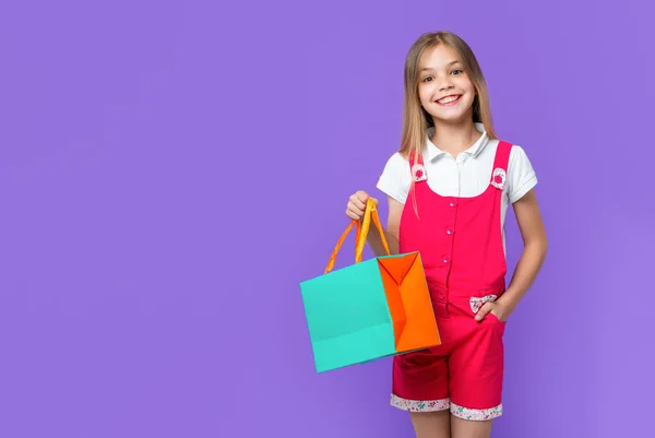 쇼핑하는 소녀의 쇼핑하는 소녀는 보라색으로 외따로 떨어져 있습니다 스튜디오에서 쇼핑하는 — 스톡 사진