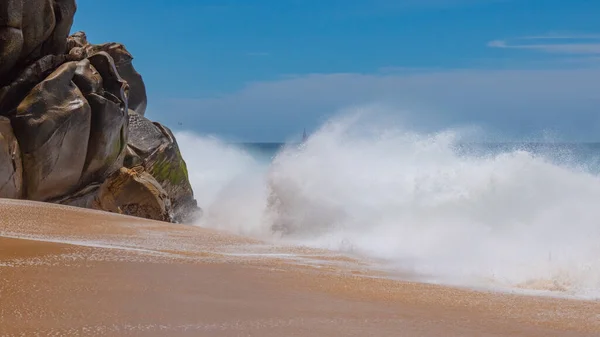Rotsachtige Strand Kust Met Zee Golven Rotsachtige Strand Aan Zee — Stockfoto