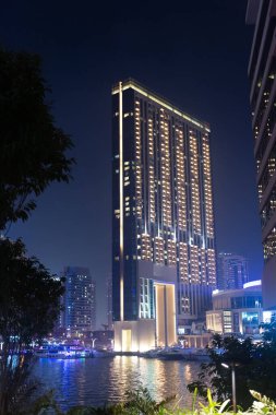Dubai, Birleşik Arap Emirlikleri - 26 Aralık 2017: Dubai 'de aydınlatılmış gökdelen mimari binası.