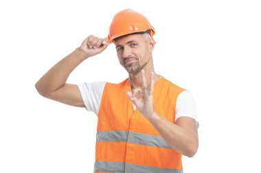 Yansıtıcı yelek giyen erkek işçinin fotoğrafı, tamam. Beyaz üzerine izole edilmiş işçi. Beyaz stüdyoda çalışan bir işçi. arka planda erkek işçi.
