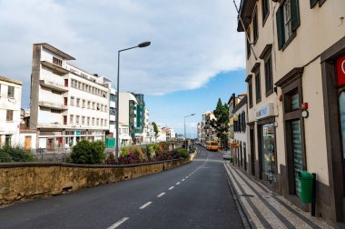 Funchal, Madeira - 27 Mart 2016: Şehir caddesinde yol varış noktası.