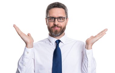 Beyazların üzerinde kafası karışmış bir adam. Stüdyoda kafası karışmış. Adamın arka planda kafası karışmış. Göz giysisinde kafası karışmış bir adamın fotoğrafı..