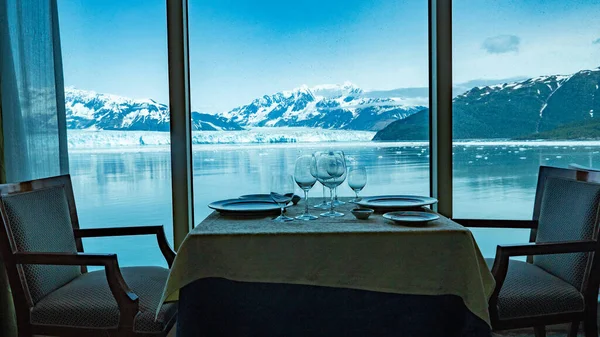 Buzul Körfezi Doğa Görüşü 'nde panoramik pencereli boş restoran kafe koltukları. Doğal parktaki Dağ Buzulu Restoran Kafesi. Hubbard Buzul Restoran Kafesi. Seyahat hedefi.