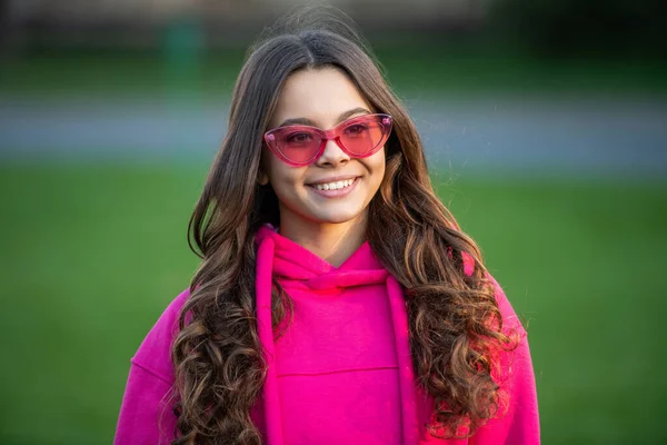 Wizerunek Mody Nastolatek Dziewczyna Nosić Bluzę Moda Nastolatek Dziewczyna Odkryty — Zdjęcie stockowe