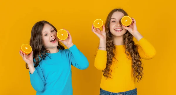Sonriente Adolescente Niñas Celebrar Naranja Fruta Amarillo Fondo — Foto de Stock