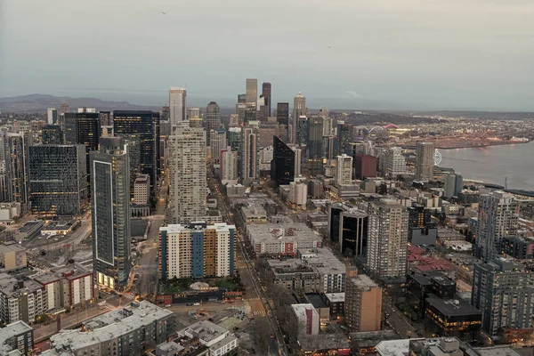 Seattle Washington Usa April 2021 Skyline Met Wolkenkrabbers Avondlucht Stedelijke — Stockfoto