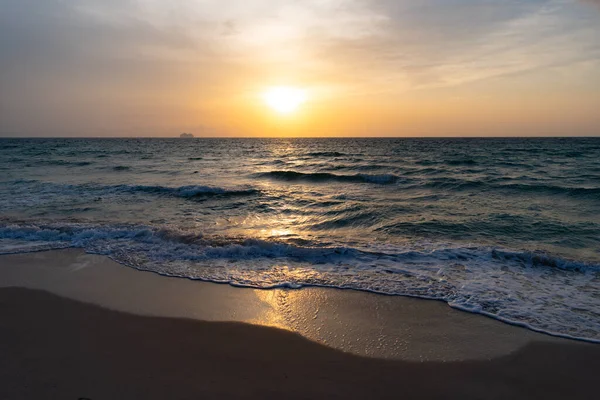 日の出の海の地平線 日の出には夏の海の地平線 日の出の空の海の地平線 日の出の海の地平線の写真 — ストック写真