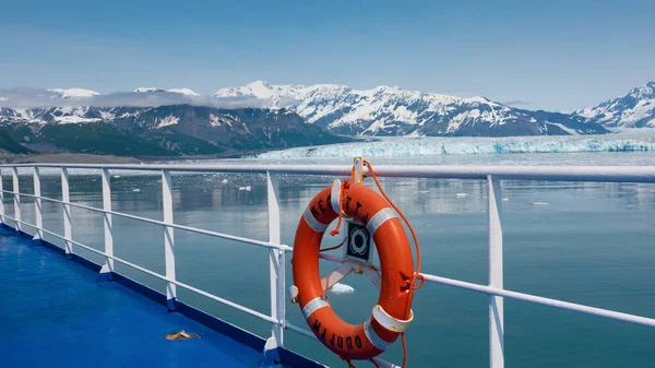 冰川游轮上的环形浮标救生圈 阿拉斯加冰川巡航安全 红色救生圈 旅行目的地 哈伯德冰川湾游轮上的救生圈 — 图库照片