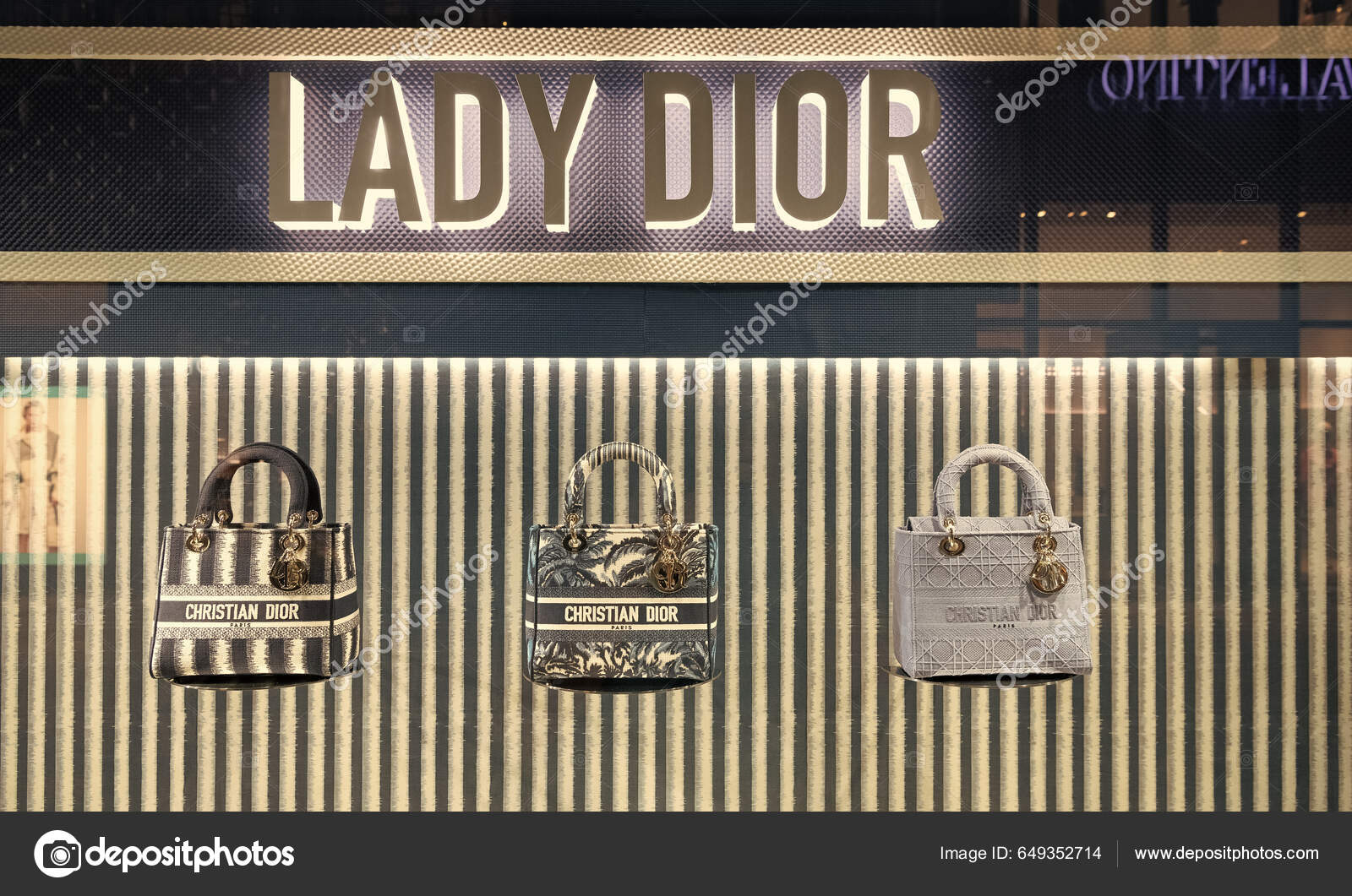 Miami Usa Marts 2021 Belyst Lady Dior Butik Vitrine Viser – Redaktionelle  stock-fotos © stetsik #649352714