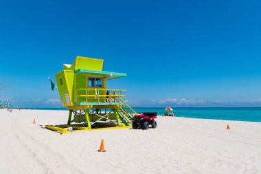 Yazın Miami sahilinde fotokopi alanı olan yeşil bir cankurtaran. Miami plaj tatilinde cankurtaran. Miami sahilindeki cankurtaranın fotoğrafı. Miami sahilinde cankurtaran..