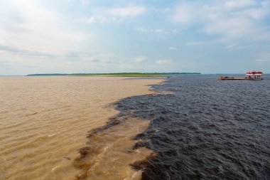 Amazon ve Rio Negro Nehrinin doğal su manzarası. Doğanın sularla buluşan su manzarasının fotoğrafı. Nehrin doğal su manzarası. Seyahat yeri olarak doğa su manzarası.