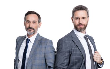 Stüdyodaki iki yetişkin iş adamının liderliği. İş adamlarının liderlik imajı takım elbise giyer. Beyaz arka planda iki işadamının liderliği. İş adamları liderlik kavramı.