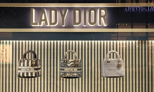 Miami Eua Março 2021 Iluminado Lady Dior Vitrine Loja Exibindo — Fotografia de Stock