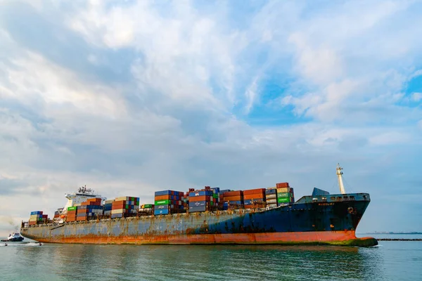 美国佛罗里达州迈阿密海滩 2021年4月18日 货船与集装箱在港口 — 图库照片