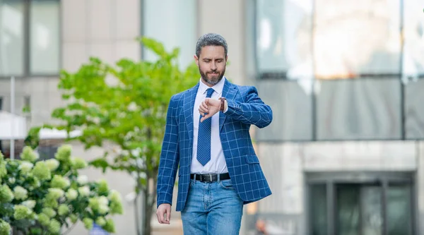 Caminhando Empresário Pontual Tem Prazo Livre Homem Negócios Pontual Ter — Fotografia de Stock