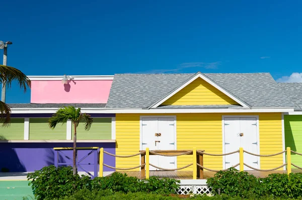 夏天的海滨小屋 夏天的海滩小屋建筑 夏天海滩小屋的照片 暑假期间的海滨小屋 — 图库照片