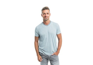 Beyaz arka planda beyaz saçlı, yakışıklı, olgun bir adam..