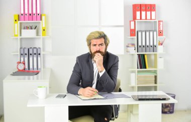 İşle ilgili bir karar. İş çözümleri. Sakallı patron. Standartları yükseltmek. Borsa. Ofis personeli konsepti. Yönetici sorunları çözüyor. Entelektüel bir görev. Finansal analiz.