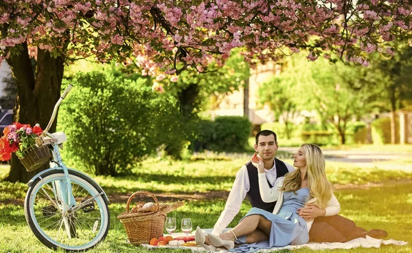 Pareja Romántica Picnic Cita Amor Primavera Relajarse Bajo Floreciente Sakura — Foto de Stock