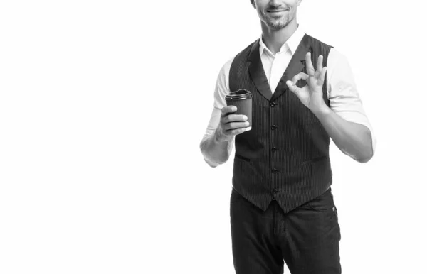 Ευτυχισμένος Επιχειρηματίας Γιλέκο Κοστούμι Δείχνει Χειρονομία Δαχτυλίδι Κρατώντας Ένα Φλιτζάνι — Φωτογραφία Αρχείου