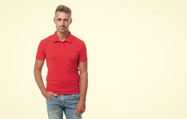 Tıraşsız, kır saçlı, kırmızı gömlekli adam beyaz arka planda izole edilmiş..