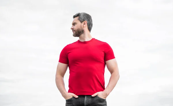 Man Red Shirt Outdoor Sky Background — Foto Stock